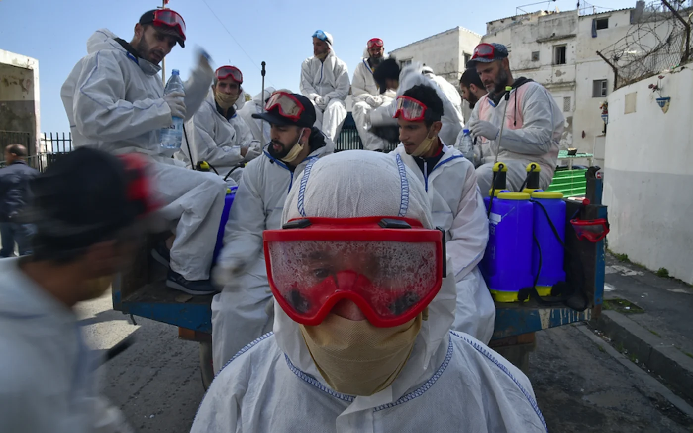 Des employés municipaux en tenue de protection, dans le quartier Bab el-Oued d'Alger,  le 9 avril 2020 (AFP)