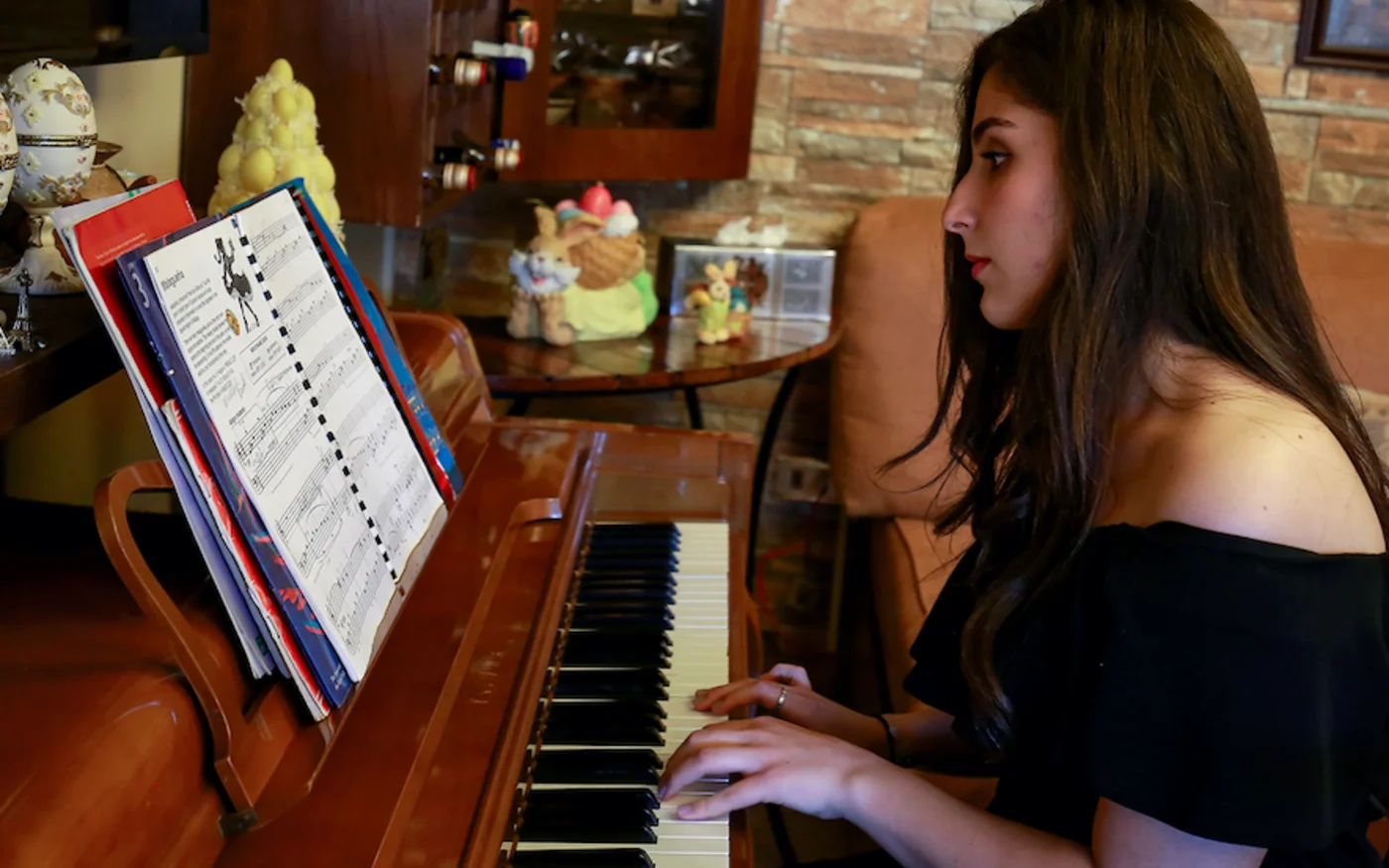 Taleen Hindeleh, lauréate d'un concours de talents organisé par le ministère jordanien de la Culture, joue du piano chez elle à Amman, le 30 avril 2020 (AFP)