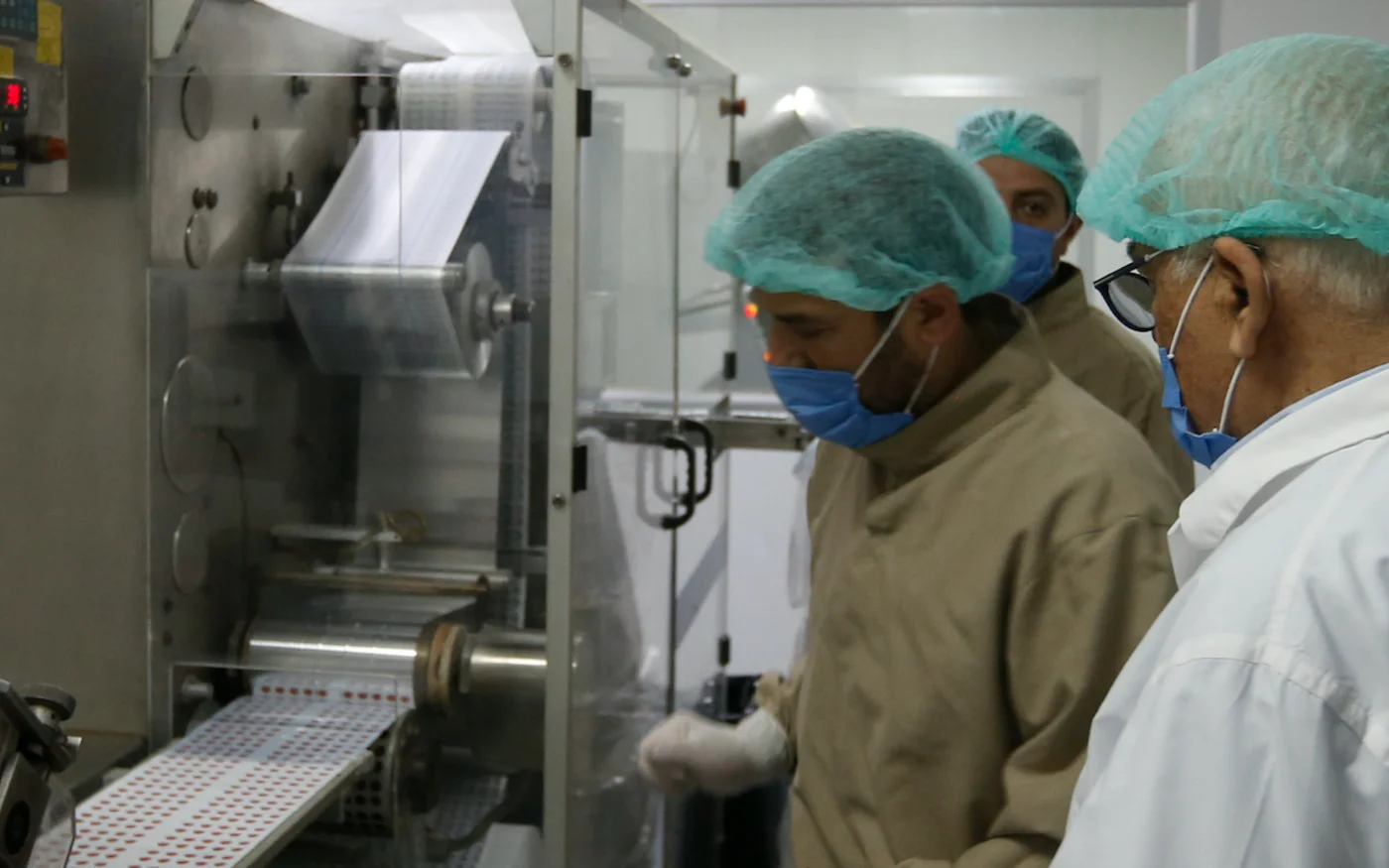 Rachid Al-Fayçal supervise le processus de fabrication du médicament hydroxychloroquine, à Homs, le 28 avril 2020 (AFP)