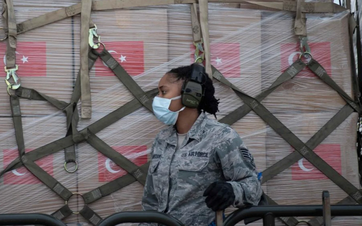 Un avion militaire turc transportant du matériel médical pour aider à combattre le COVID-19 aux États-Unis est déchargé sur la base militaire aérienne d’Andrews, dans le Maryland, le 28 avril 2020 (AFP)