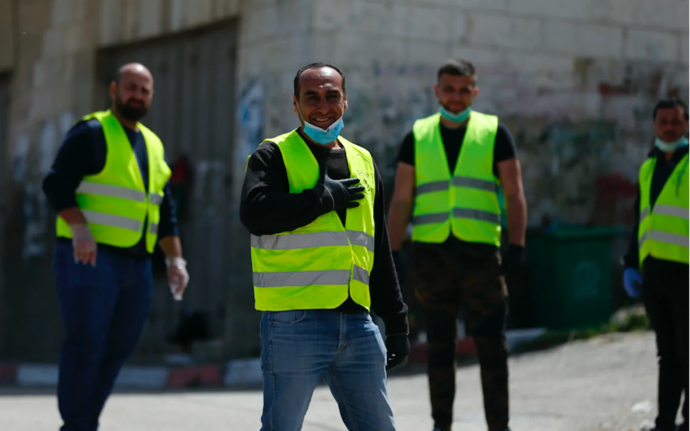 Des volontaires portant un uniforme jaune dans le village de Doura al-Qara, le 6 avril 2020 (AFP)