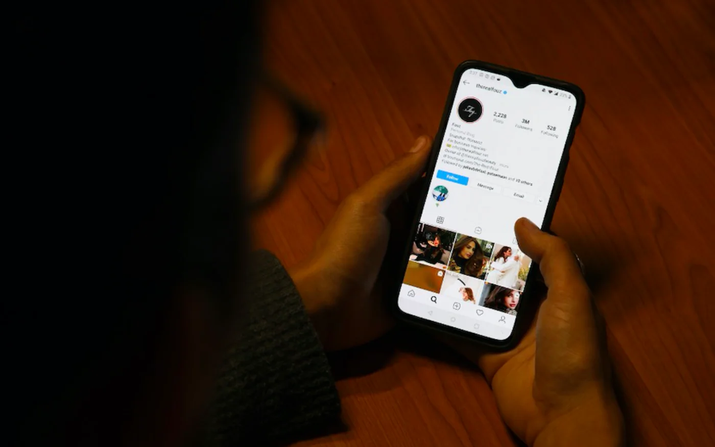 Une internaute consulte la page Instagram de l'influenceuse Fouz al-Fahad, à Dubaï, le 7 avril 2020 (AFP)