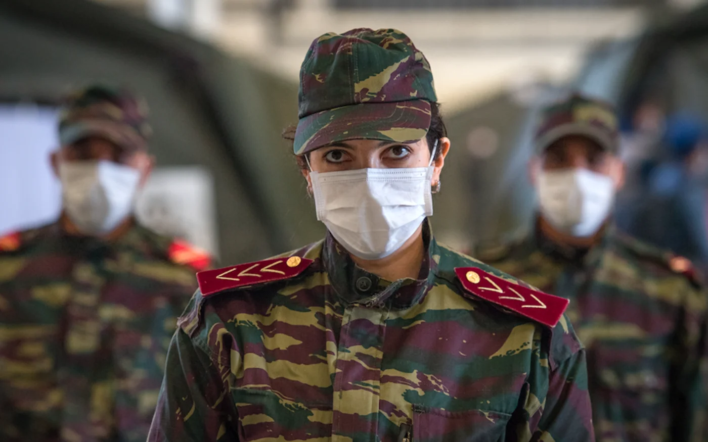 Une photo du personnel médical de l'hôpital militaire dans la région de Benslimane, au Maroc, le 17 avril 2020 (AFP)