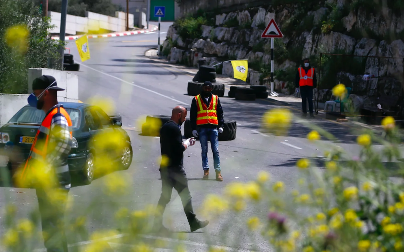 Des bénévoles palestiniens se déploient sur le long des routes rurales en Cisjordanie occupée, pour contrôler la propagation de coronavirus, le 6 avril 2020 (AFP)