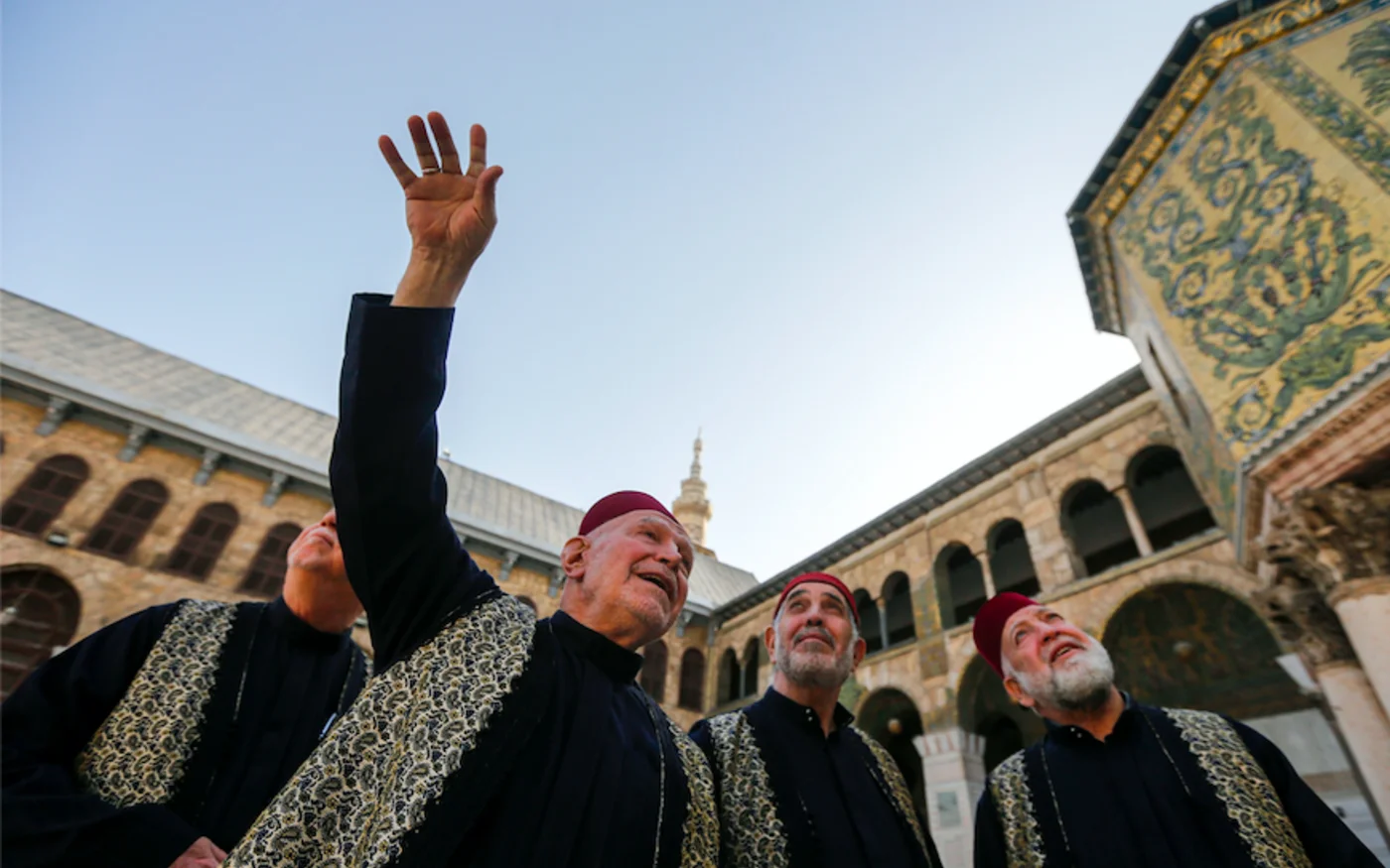 Mohammad Ali al-Sheikh (2ème en partant de la gauche), visite avec d'autres muezzins la mosquée des Omeyyades, dans les anciens quartiers de Damas, le 11 mars 2020 (AFP)