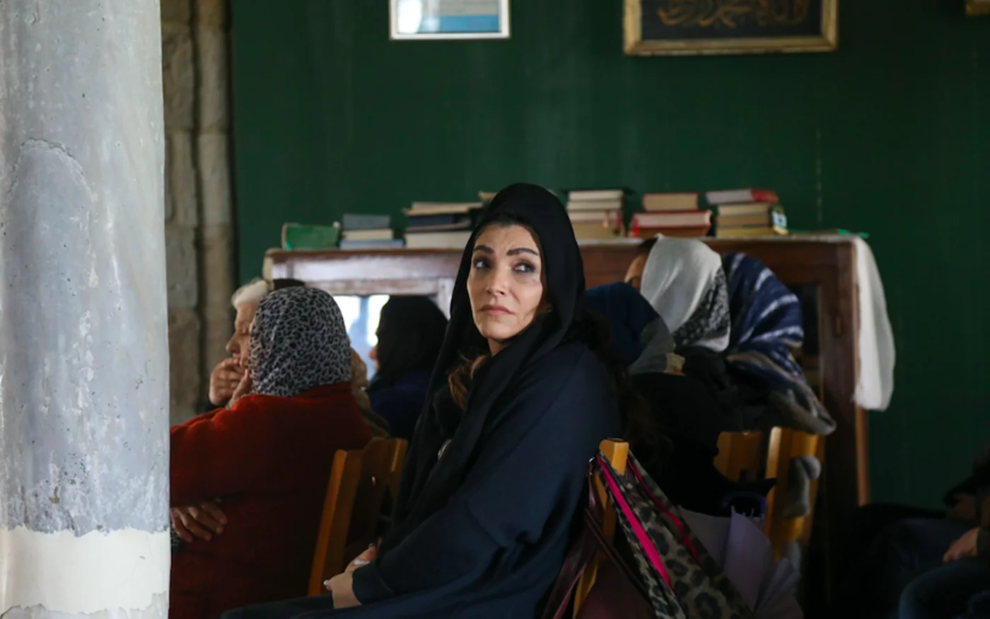 Des fidèles musulmanes assistent à la prière du vendredi, à la mosquée Hala Sultan Tekke dans la ville chypriote de Larnaca, le 7 février 2020 (AFP)