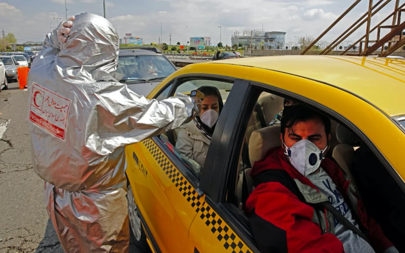 Un membre du Croissant-Rouge iranien teste des personnes sur l’autoroute Alborz, Téhéran (AFP)