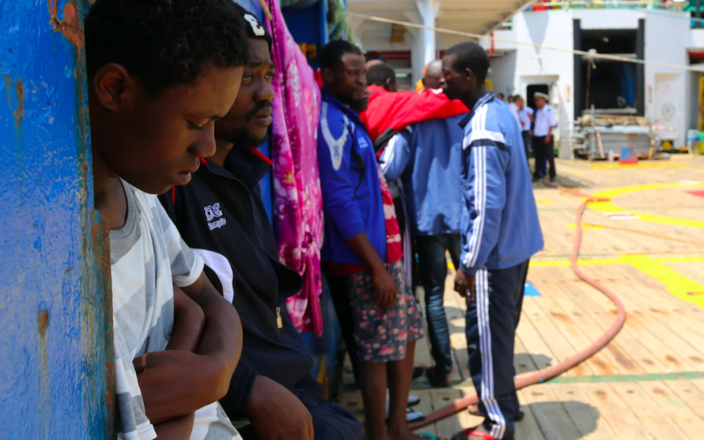 Des migrants africains au port de Zarzis, dans le sud de la Tunisie, le 1er août 2018 (AFP)
