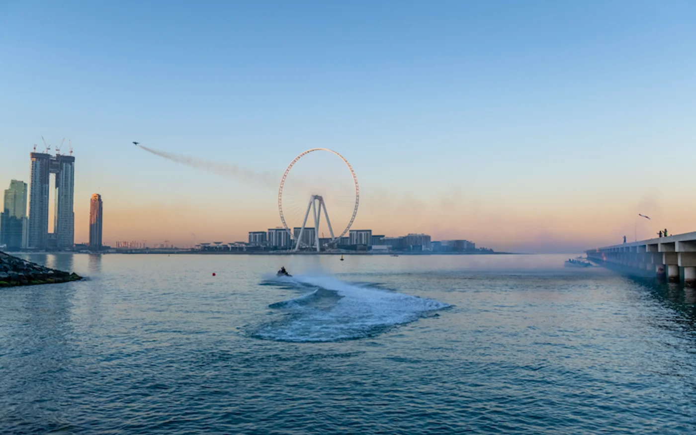Une photo distribuée par l'Expo 2020 le 17 février 2020 montre Vince Reffet, connu sous le nom de Jetman, participant à un vol dans la ville émiratie de Dubaï