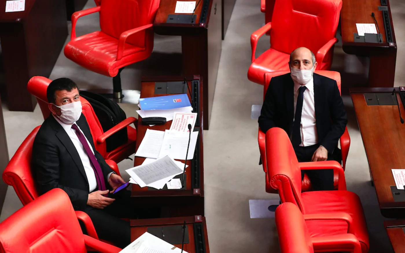 Des députés portant des masques à la Grande Assemblée nationale de Turquie, à Ankara, le 7 avril 2020 (AFP)