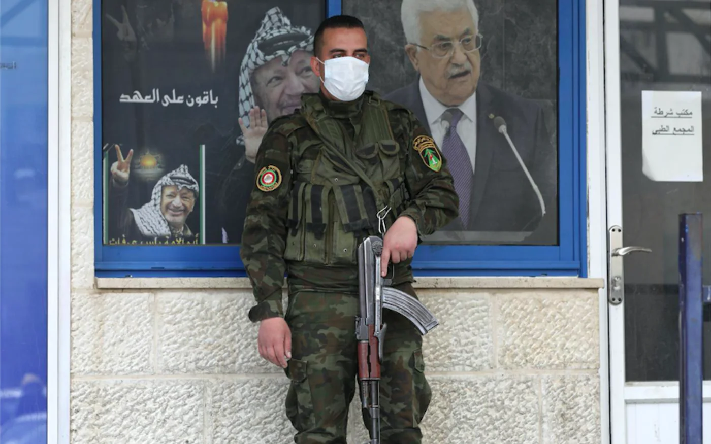 Un garde de sécurité palestinien se tient devant un hôpital dans la ville de Ramallah en Cisjordanie, le 12 mars 2020 (AFP)