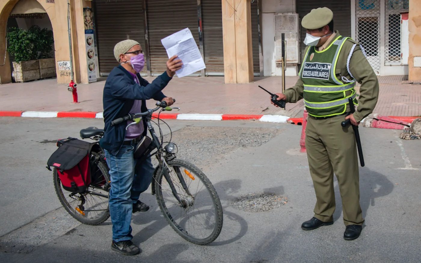 Un policier contrôle un passager à un barrage routier, dans une rue de la capitale Rabat, le 9 avril 2020 (AFP)