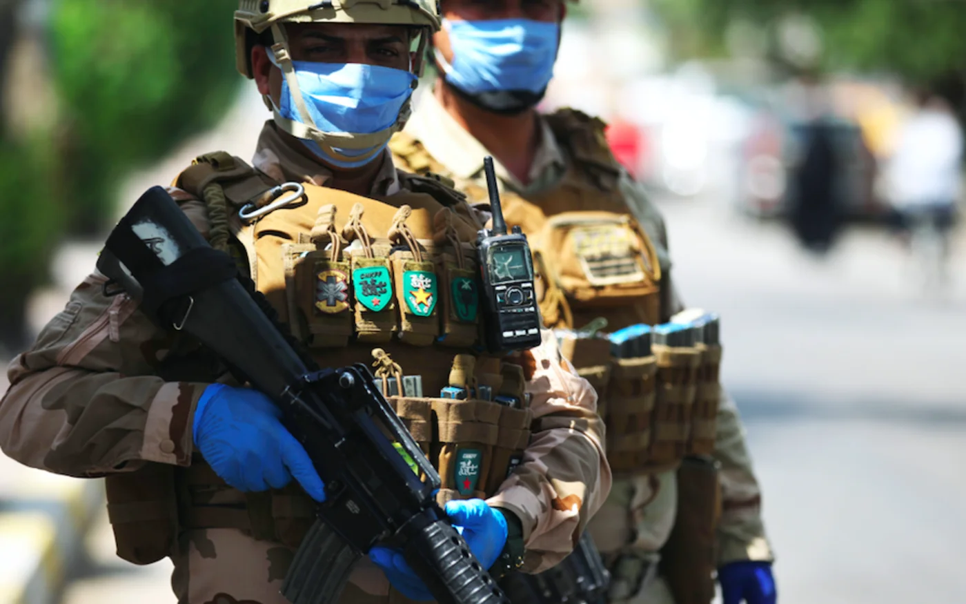 Des soldats irakiens se tiennent à un point de contrôle, à Bagdad, le 13 avril 2020 (AFP)