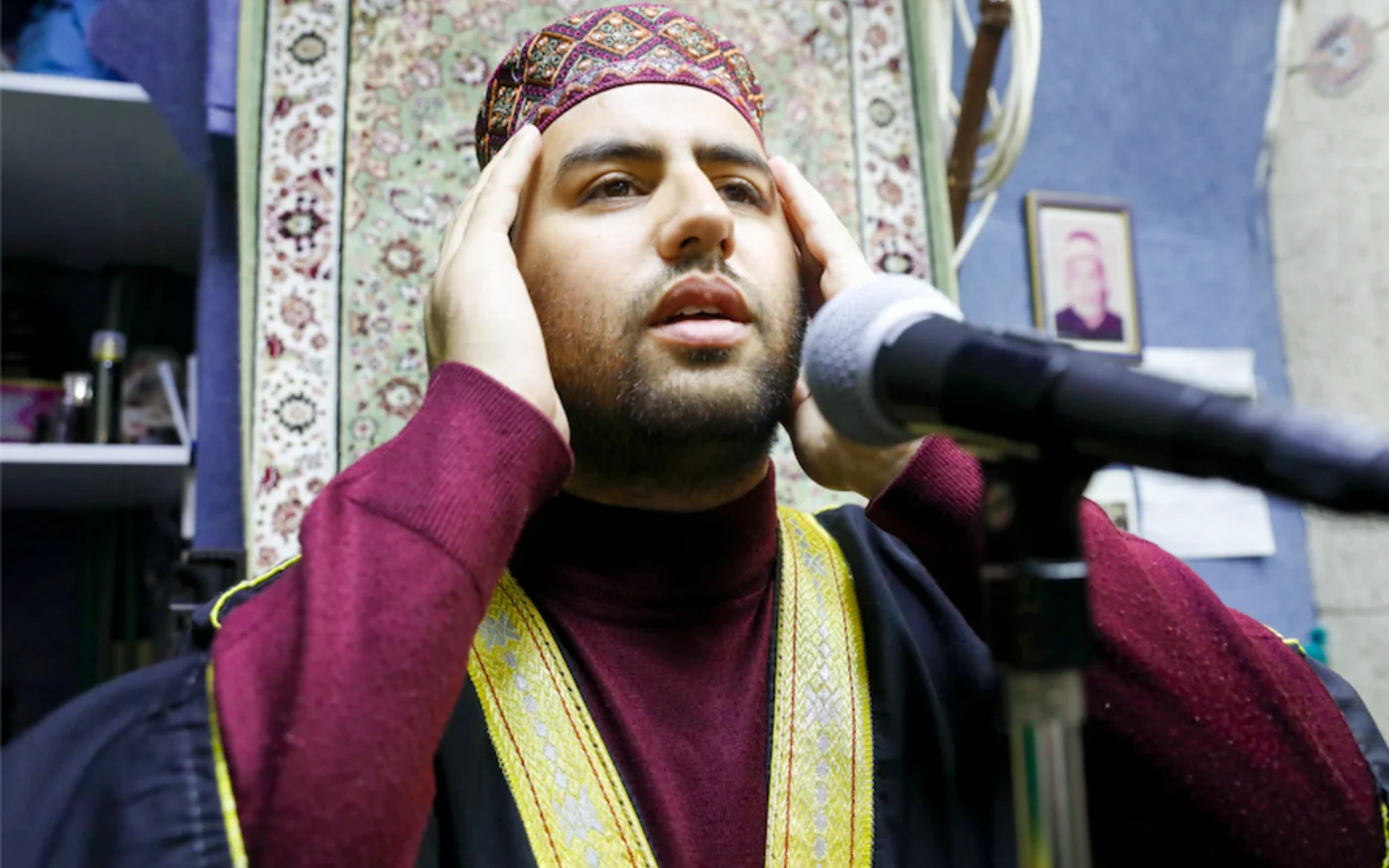 Firas al-Kazaz, muezzin dans la ville sainte de Jérusalem, récite l'appel à la prière (AFP)