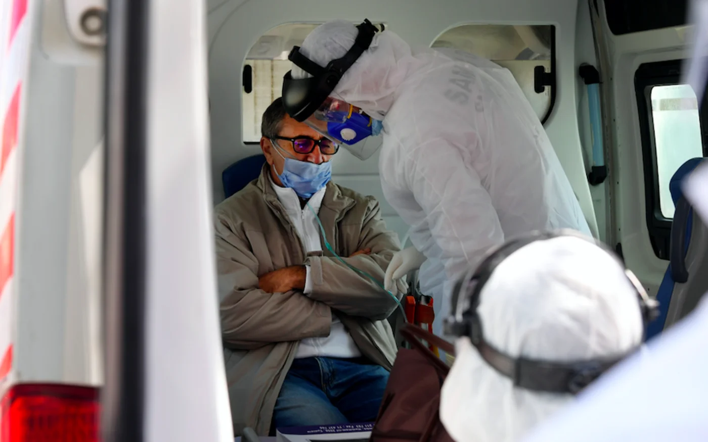 Une équipe traite un patient atteint du coronavirus, dans la capitale Tunis, le 6 avril 2020 (AFP)
