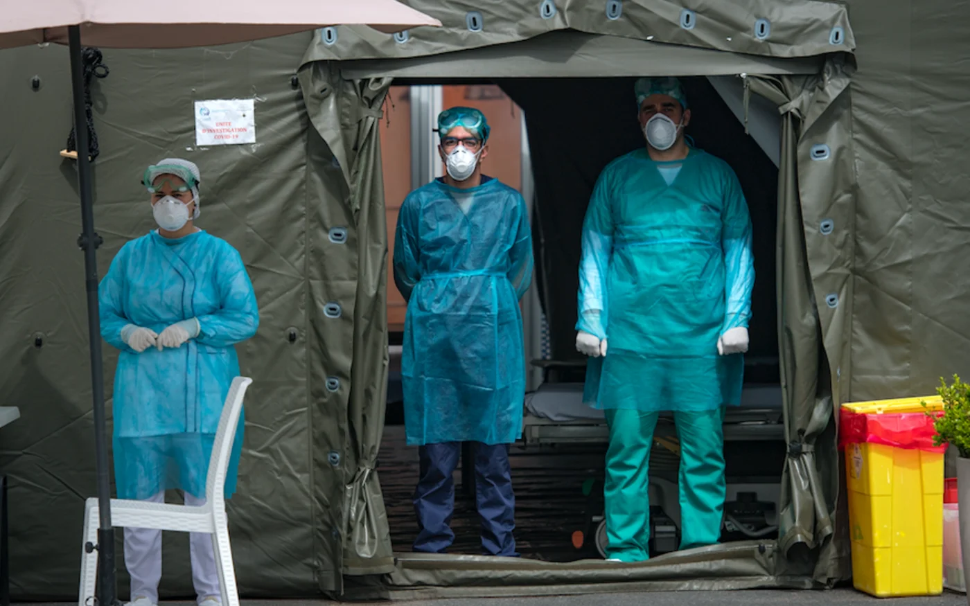 Des membres du personnel médical de l'hôpital militaire Mohammmed V attendent des patients, à Rabat, le 15 avril 2020 (AFP)