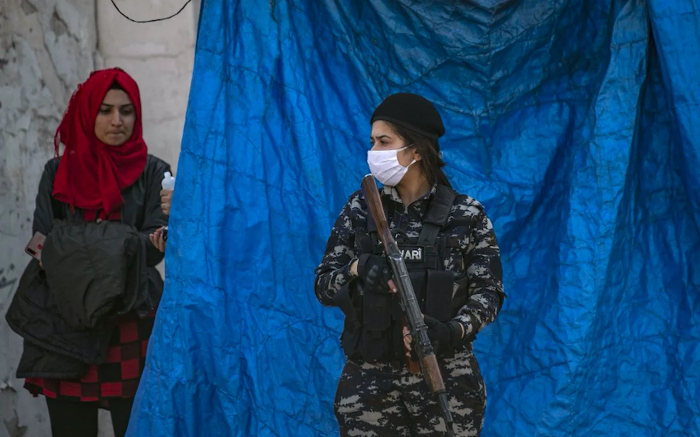 Une membre de la Force de sécurité intérieure kurde monte la garde, devant l’unité COVID, dans la province de Hassaké, le 7 avril 2020 (AFP) 