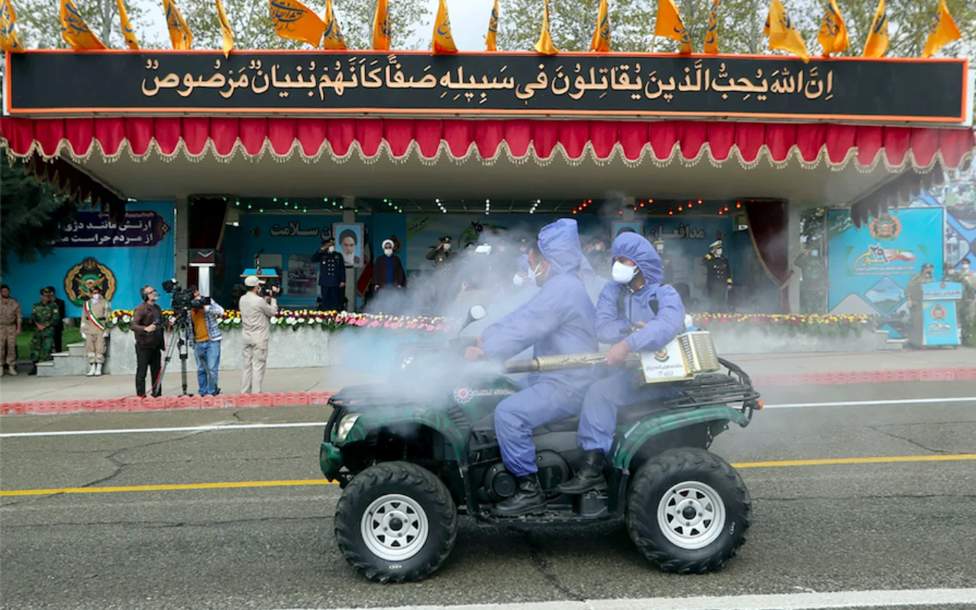 Deux soldats défilent à l'occasion de la journée de l'armée iranienne, à Téhéran, le 17 avril 2020 (AFP)