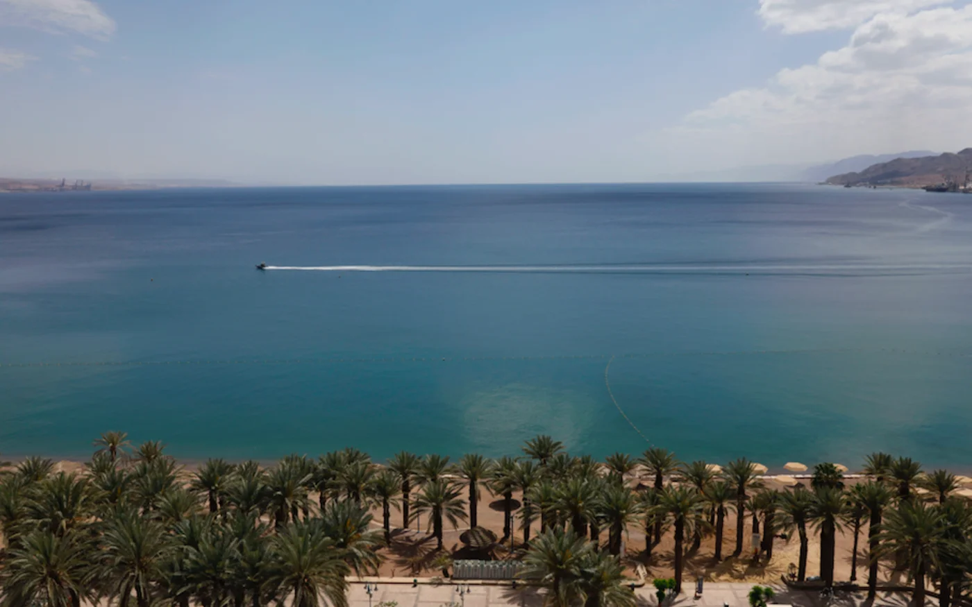 Une photo montrant le rivage vide de la mer Rouge dans la ville d'Eilat, le 17 avril 2020 (AFP)