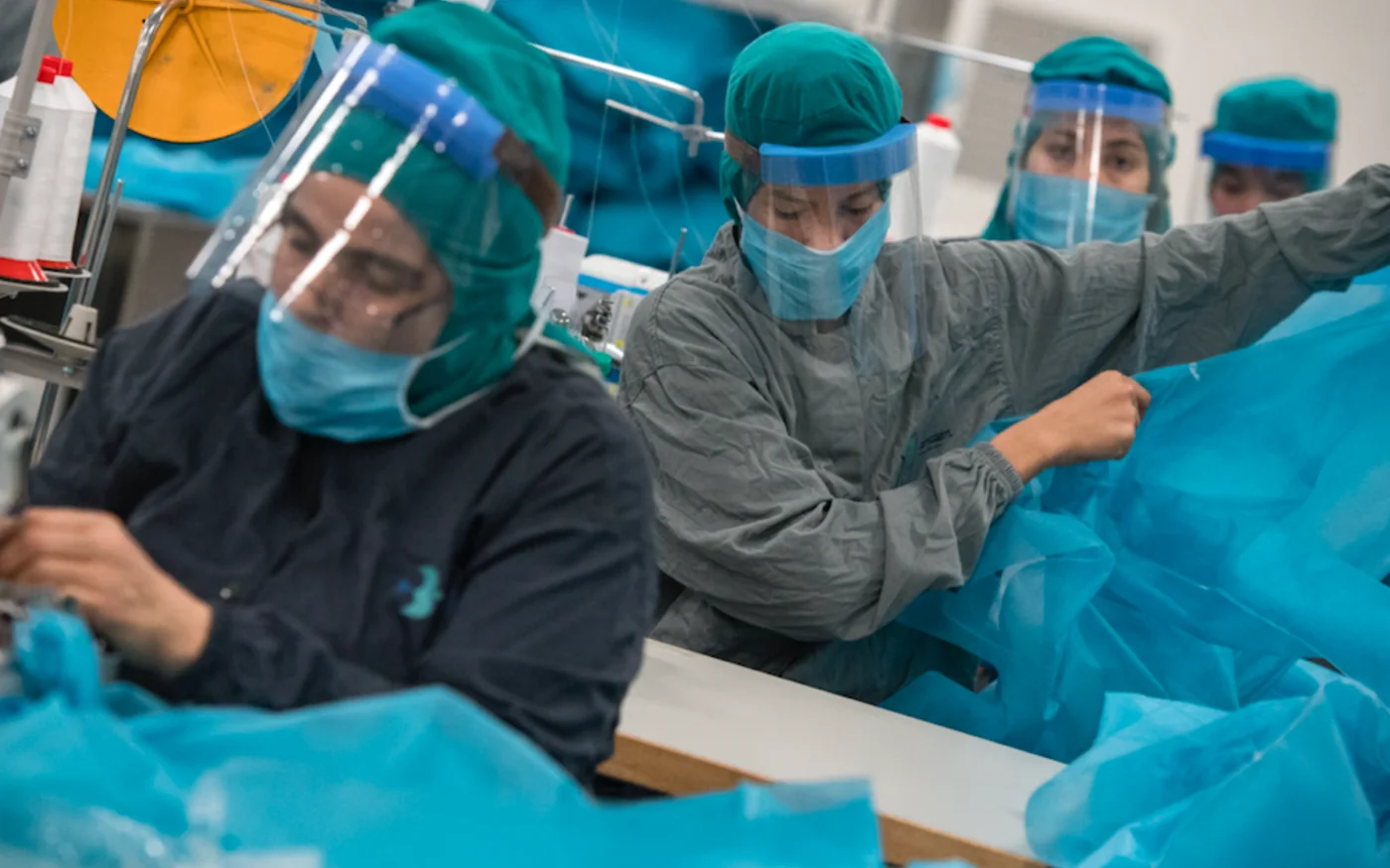 Des ouvrières fabriquent des équipements de protection dans une usine, au sud de Casablanca, le 16 avril 2020 (AFP) 