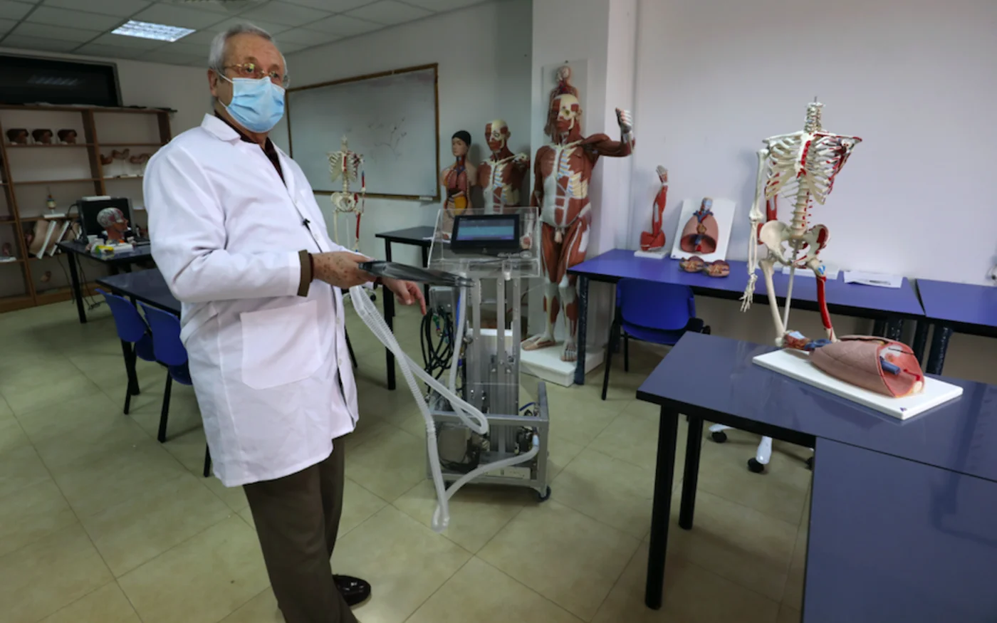 Le Dr Hani Abdeen, doyen de l’Université Al-Quds à Abou Dis, présente l’appareil respiratoire fabriqué par la faculté de médecine, à Abou Dis en Cisjordanie, le 23 avril 2020 (AFP)