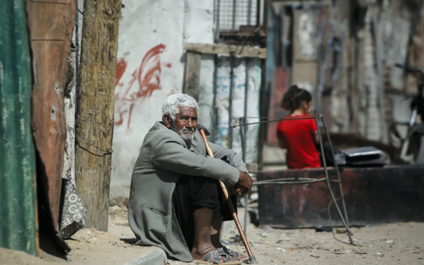 Un Palestinien est assis devant sa cabane à Beit Lahia, dans le nord de la bande de Gaza, le 15 avril 2020 (AFP)