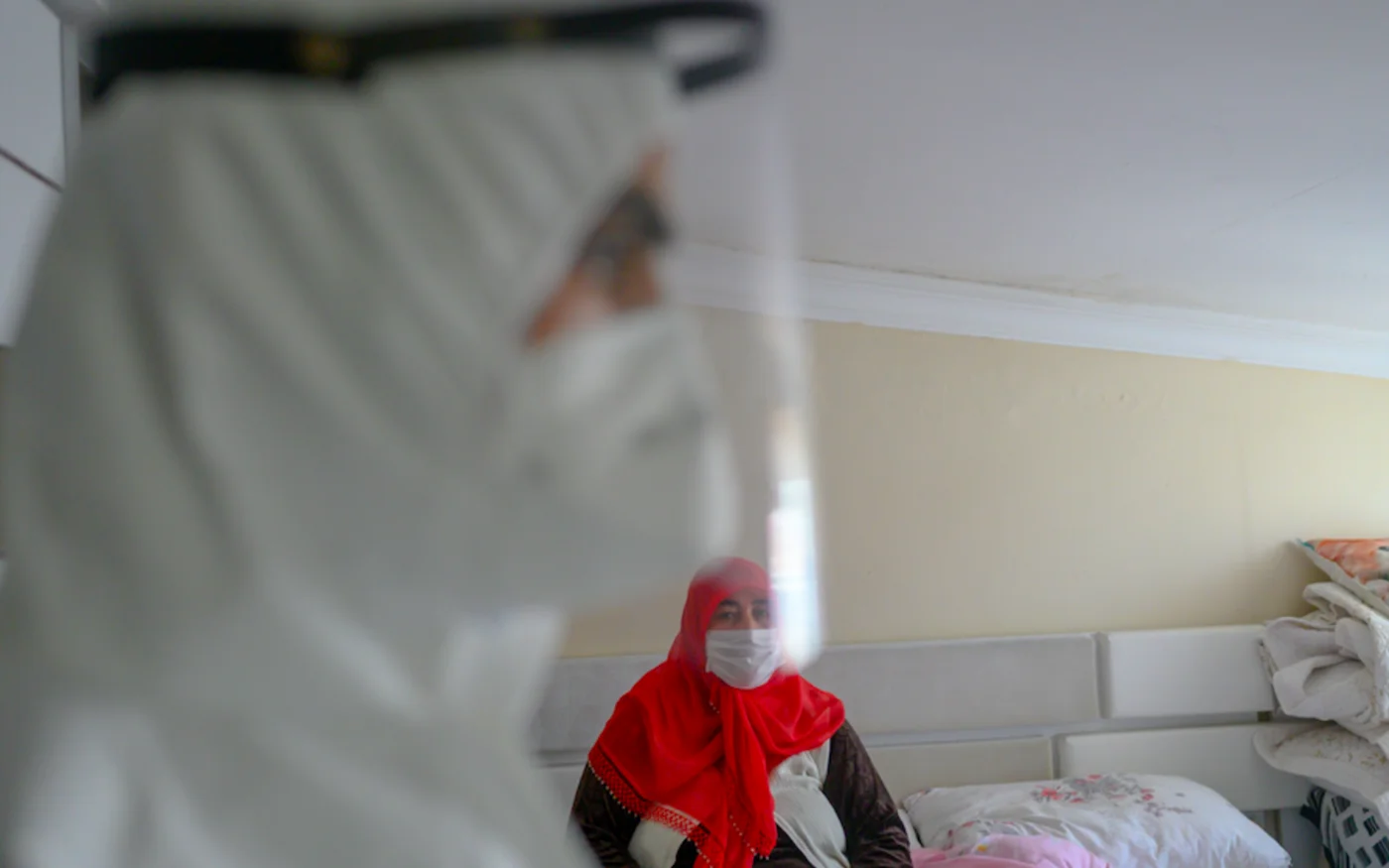 Le service ambulancier s'apprête à transporter une dame testée positive au coronavirus, à Bagcilar à Istanbul, le 28 avril 2019 (AFP)