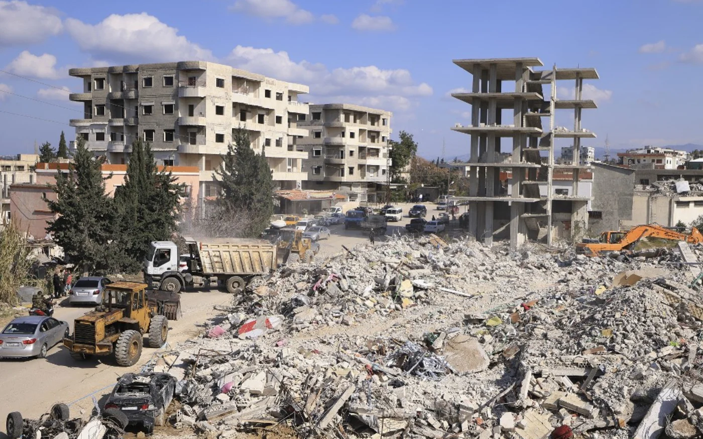les chances de trouver des survivants sont devenues si minces que les équipes d’urgence ont été autorisées à utiliser des excavatrices et des machines lourdes pour dégager les décombres (AFP/Karim Sahib)