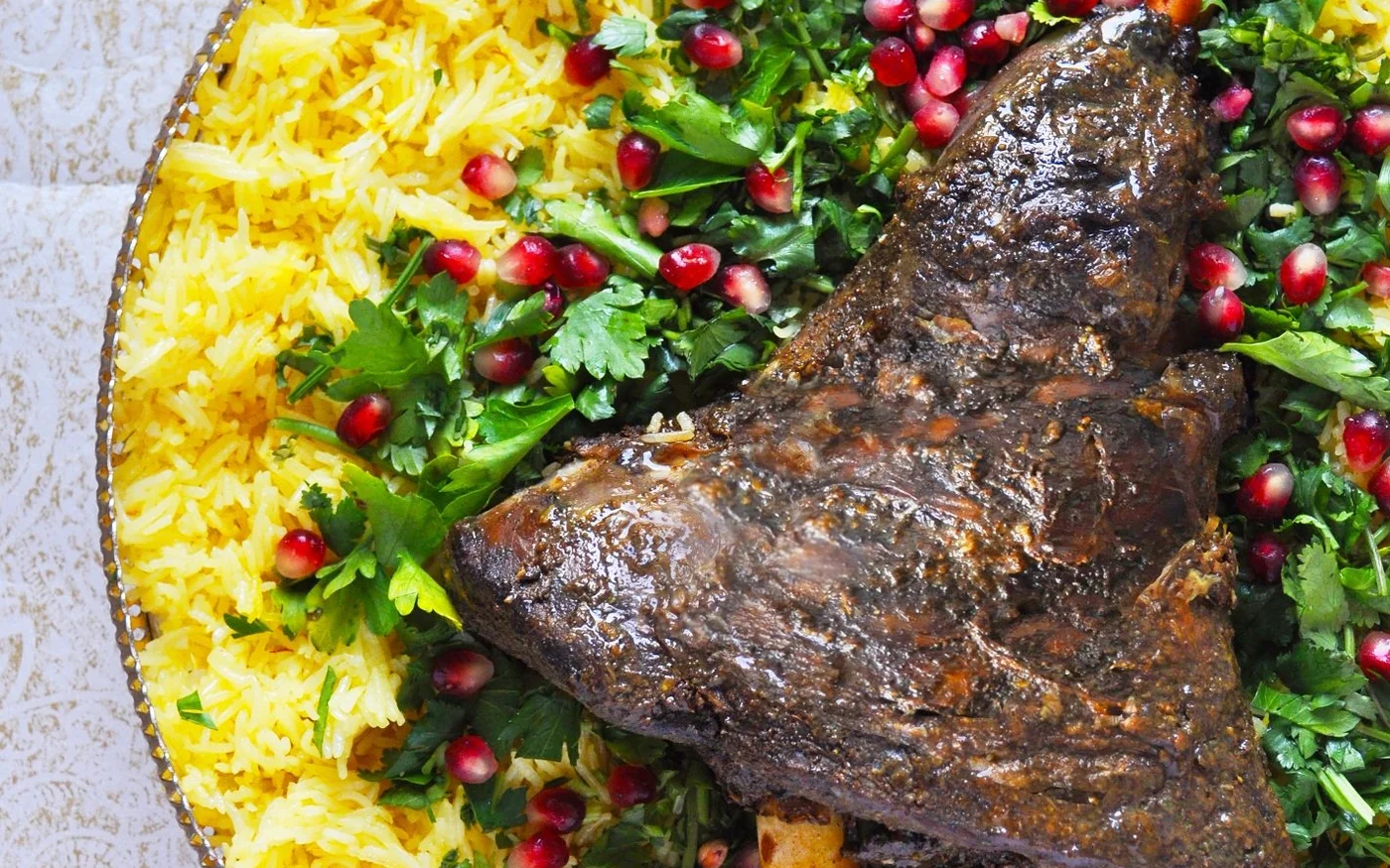 Ôtez la peau incrustée d’épices et la viande tendre se détachera (@dinewithdina/Instagram)