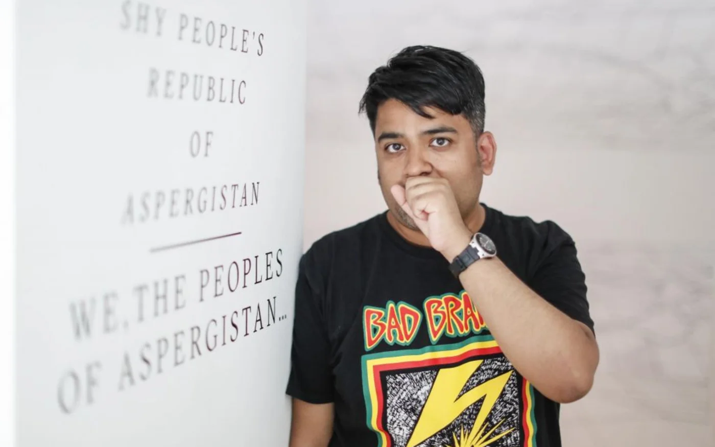 Hamja Ahsan fait le « salut timide » évoqué dans son livre (crédit : Uroš Hočevar)