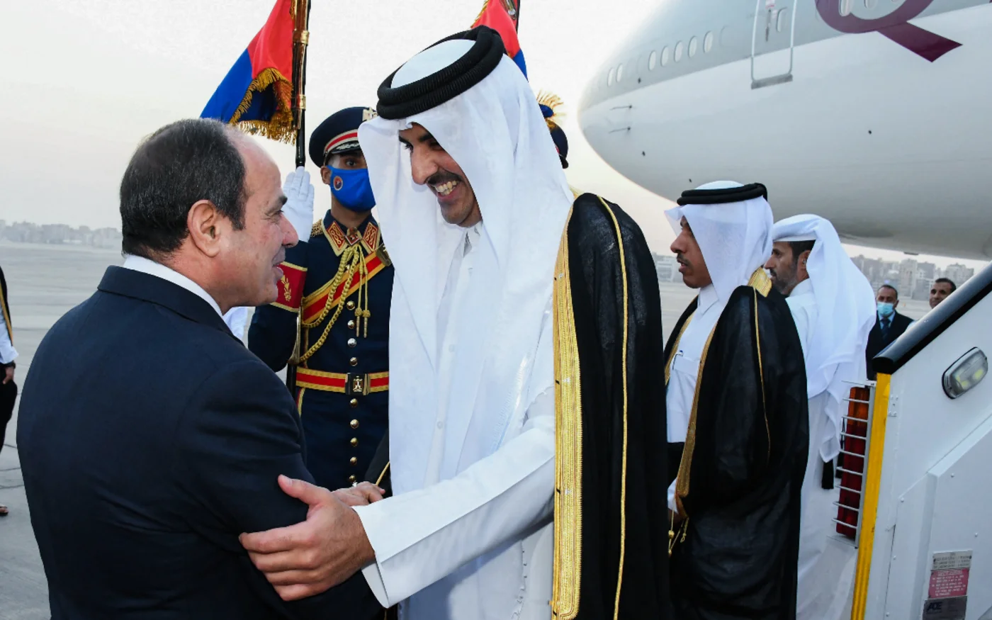 La visite de l’émir du Qatar (à&nbsp;droite) intervient dix-huit mois après que le Qatar et l’Égypte ont rétabli leurs relations, après une rupture de trois ans sous l’impulsion de l’Arabie saoudite (AFP)