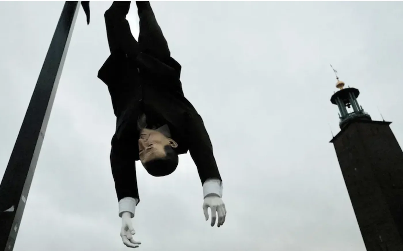 Un mannequin à l’effigie du président Erdoğan, suspendu à Stockholm pour lui rappeler l’avenir réservé aux dictateurs, le 11 janvier 2023 (Twitter)