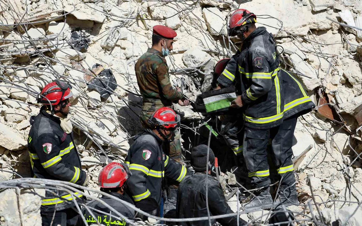 Une équipe de secours algérienne au milieu des décombres à Alep, en Syrie, le 8 février 2023 (AFP)