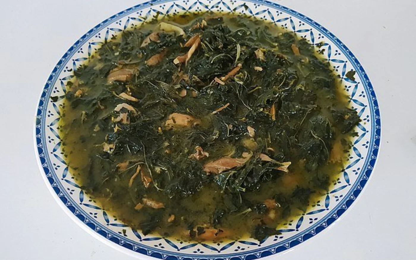 La mloukhiya syrienne est préparée avec des feuilles entières (Wikimedia Commons)