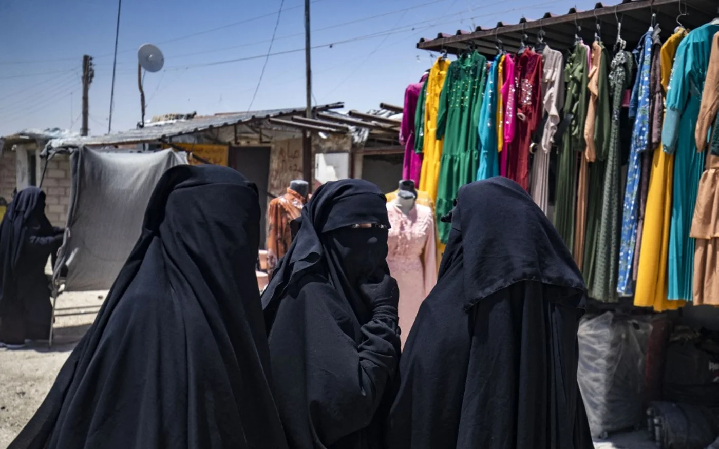 Dans l’immense camp poussiéreux d’al-Hol, construit à l’origine pour les réfugiés fuyant les guerres en Irak et en Syrie, il est presque impossible de marcher entre les tentes délabrées tant les résidents sont entassés (AFP/Delil Souleiman)