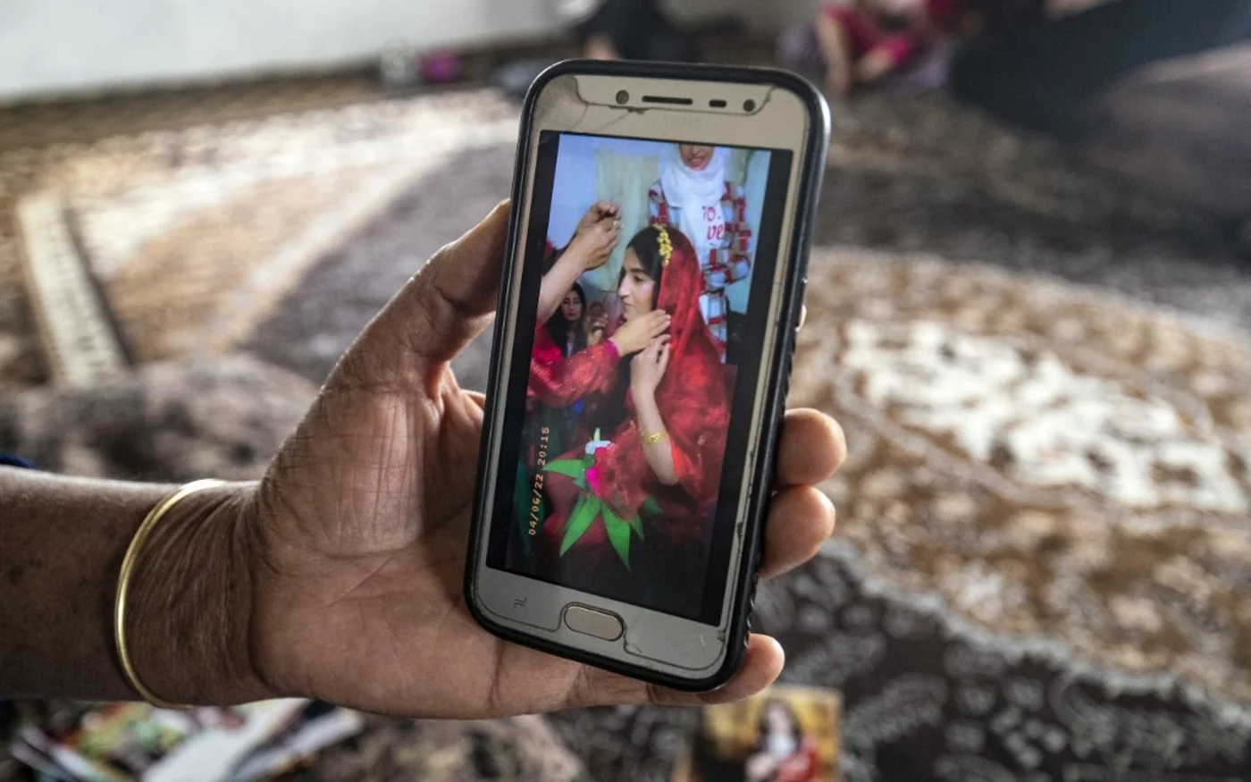 Chawafa, la mère de Jenda, montre une photo de sa fille disparue en mer (AFP/Delil Souleiman)  