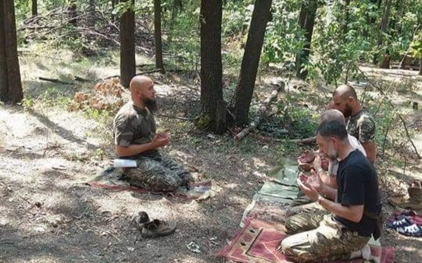 Les Tatars de Crimée sont d’ardents opposants à la Russie et combattent sur le front depuis 2014, même si les soldats disent qu’ils préféreraient être dans une unité exclusivement musulmane (fournie par l’imam Yevhen Hlushchenko)