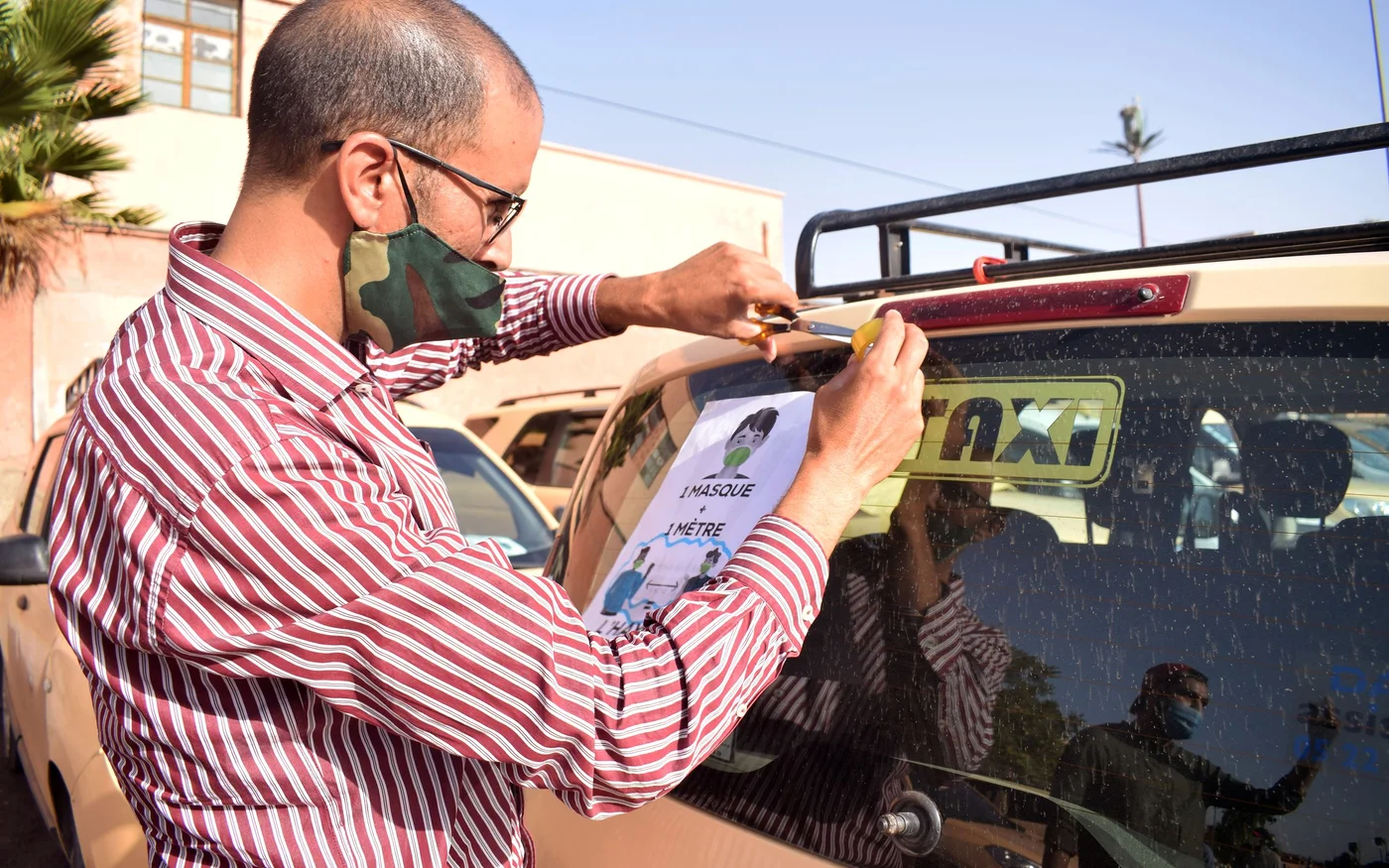 Les jeunes ont invité chaque chauffeur de taxi à coller une affichette de prévention sur son véhicule. Le message : 1 masque + 1 mètre = la vie. (MEE/Tiphaine Ruppert-Abbadi)