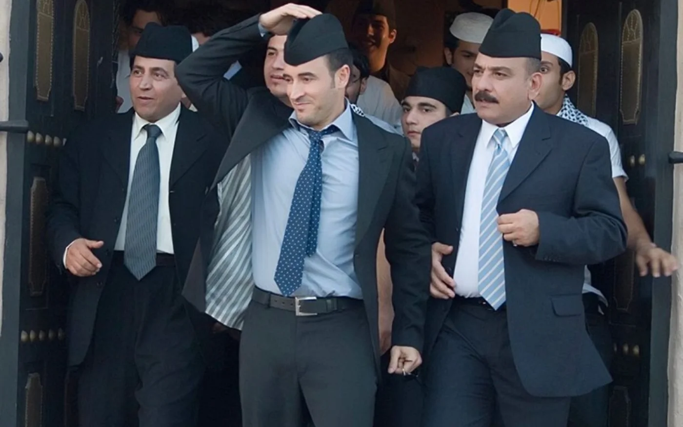 Fouad Thanoon, à droite, et le chanteur irakien Khadem al-Saher, au centre, filmant un clip vidéo à Dubaï (avec l’aimable autorisation de Fouad Thanoon)