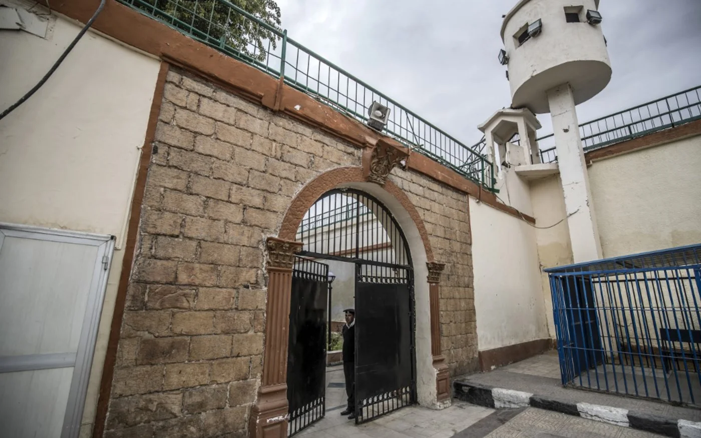Un officier monte la garde à la prison de Tora, dans la banlieue du Caire, en février 2020 (AFP)