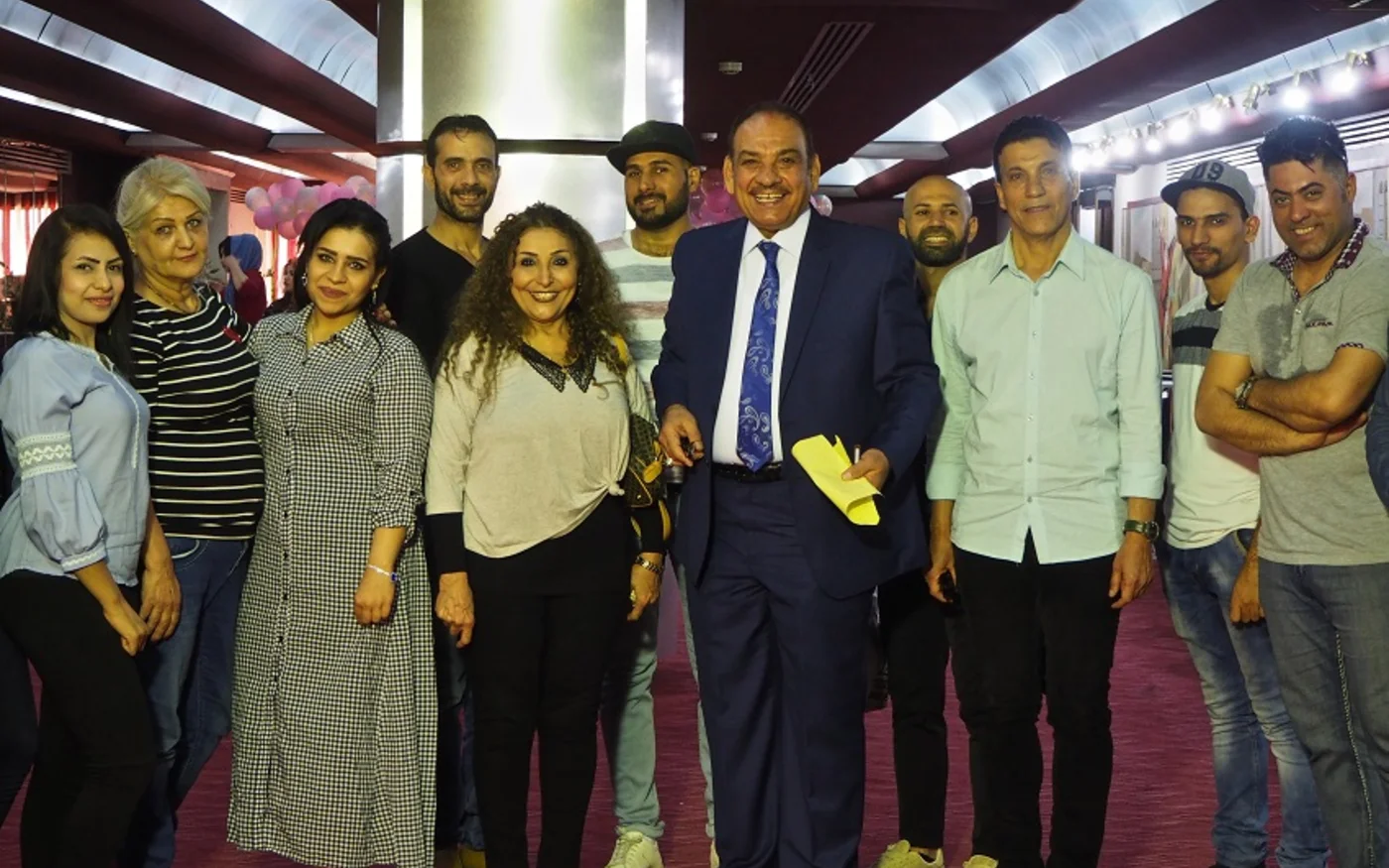 Fouad Thanoon et Hana Abdullah, au centre, avec les danseurs de la troupe après un spectacle (MEE/Tom Wescott)