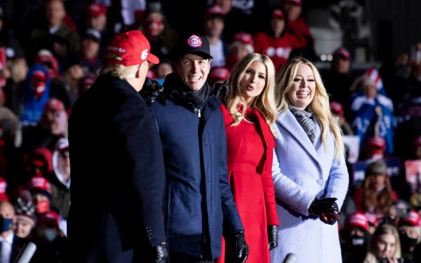 Jared Kushner, Ivanka et Tiffany Trump écoutent le président américain de l’époque Donald Trump s’exprimer dans le Wisconsin le 2 novembre 2020 (AFP)