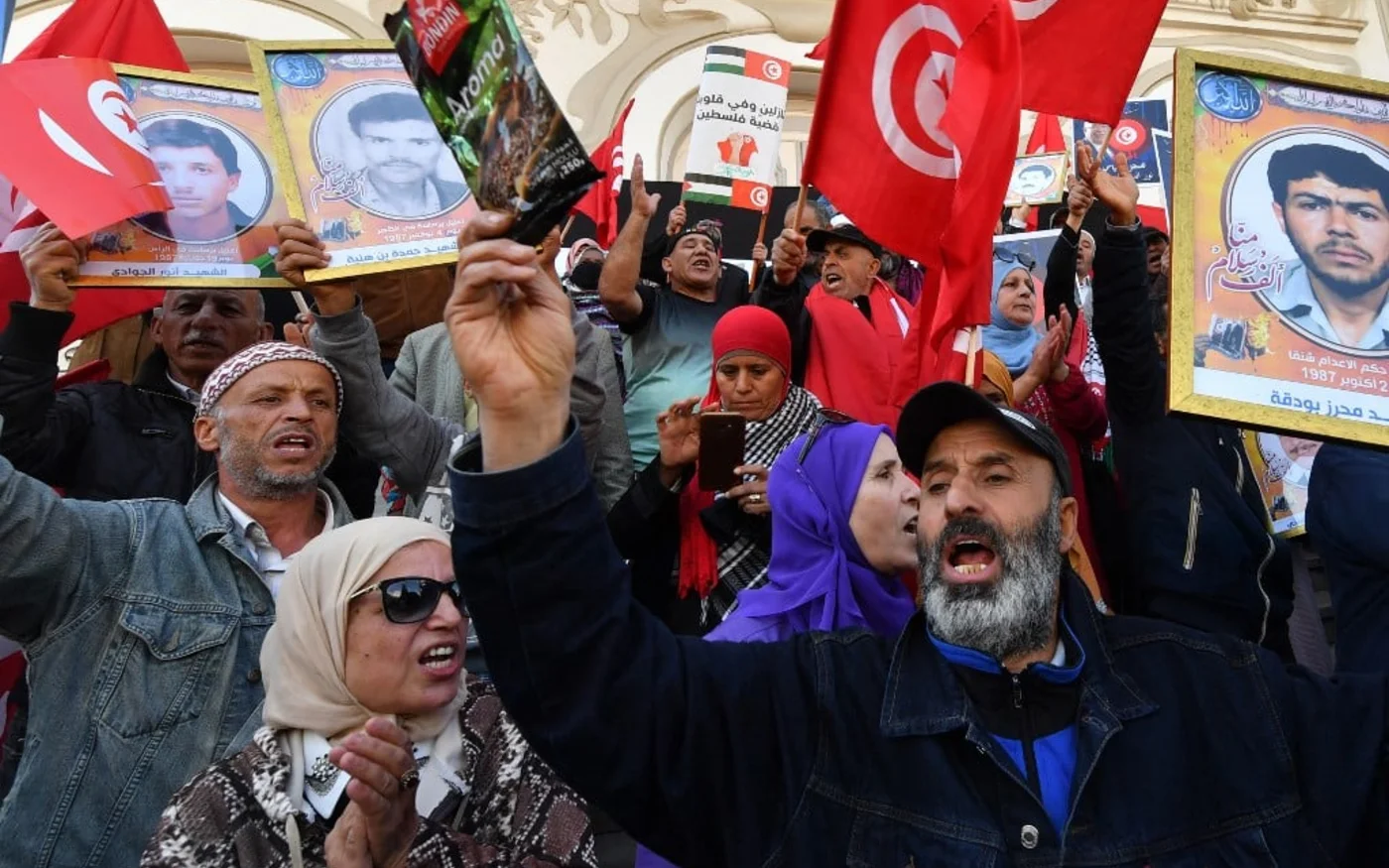 Des manifestants tunisiens assistent à un rassemblement contre le président Kais Saied, organisé par la coalition du Front de salut national (FSN, opposition) à Tunis, le 9&nbsp;avril 2023 (AFP)