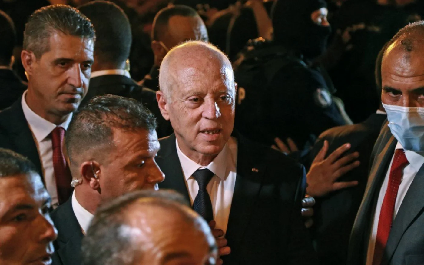 Le président tunisien Kais Saied célèbre les estimations du résultat du référendum constitutionnel, le 26 juillet 2022 à Tunis (AFP)
