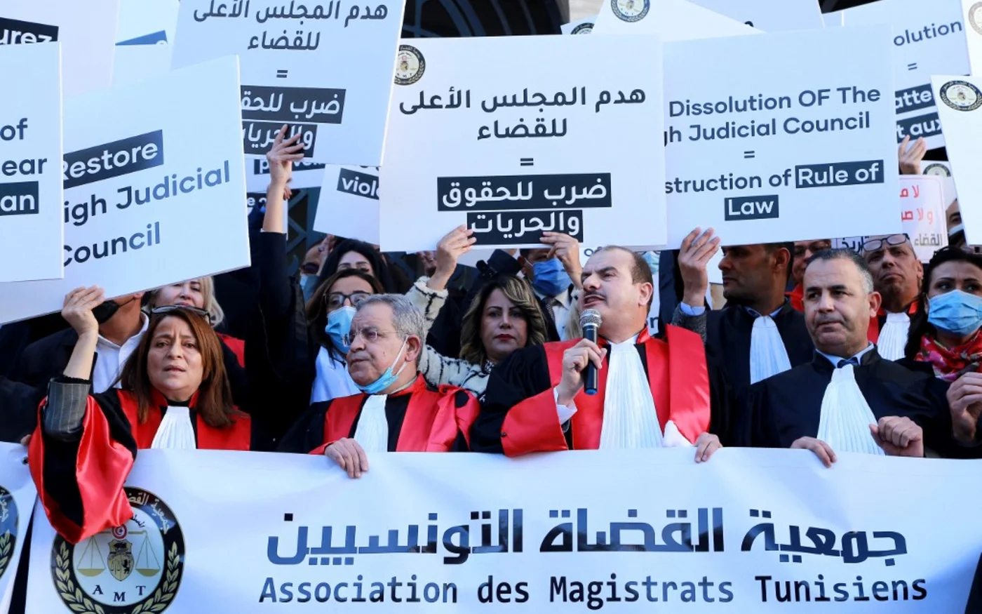En prononçant la dissolution du Conseil supérieur de la magistrature, en février 2022, le président Kais Saied s’en prend à une institution impopulaire mais anéantit l’un des derniers contre-pouvoirs (AFP/Anis Mili)