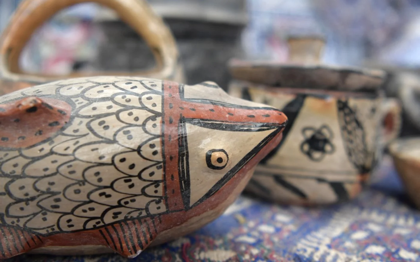 Outre la vaisselle et les vases, les objets figuratifs incluent des poupées, des effigies féminines humaines mais également animales (poissons, tortues), qui évoquent un désir de vie, fertilité, et protection (AFP/Fethi Belaïd)