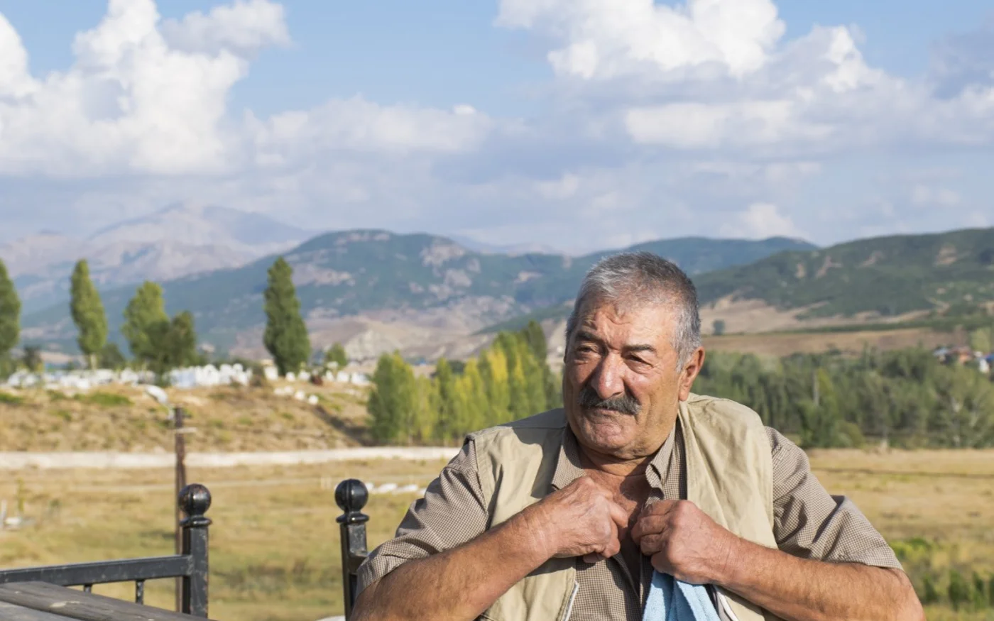 Ali Ekber Frik explique l’importance des chèvres de montagne du Dersim, à Ovacık, en Turquie (MEE/Nick Ashdown)