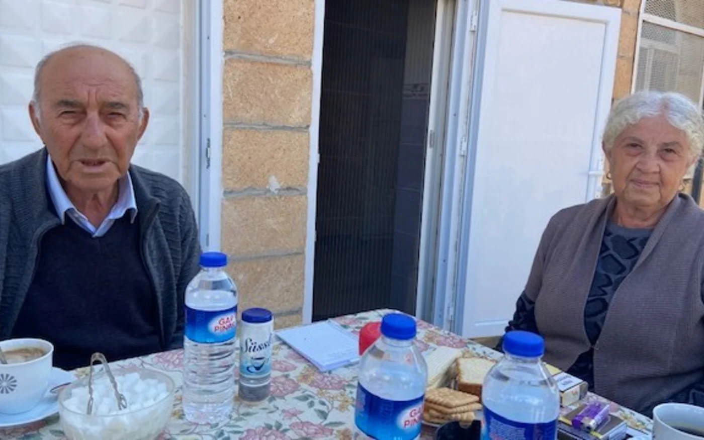 Ferhan Demirtaş avec son épouse à Mardin en octobre 2023 (Mehmet Algan/MEE)