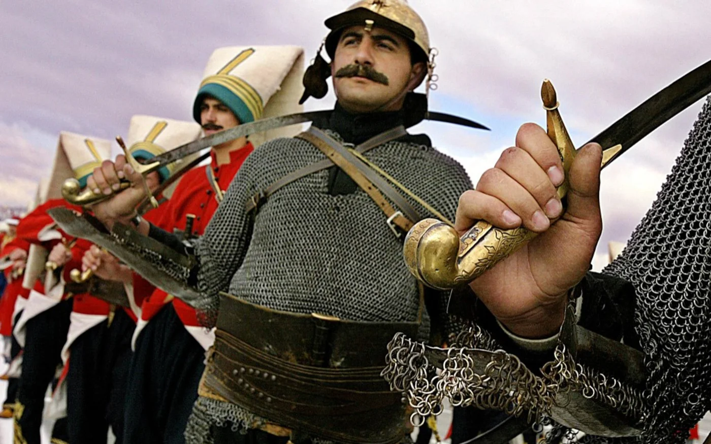 Un groupe militaire symbolique de l’ancien Empire ottoman appelé «&nbsp;Mehter&nbsp;» défile à Ankara le 29 octobre 2003, à l’occasion du 80e anniversaire de la naissance de la Turquie en tant que république (AFP/Tarik Tinazay)