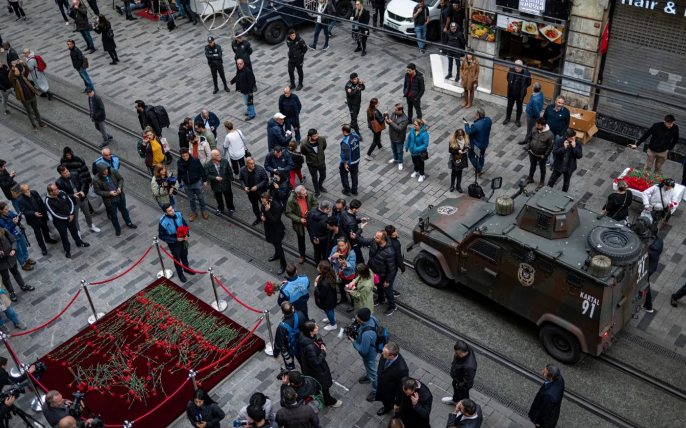 Des personnes en deuil pleurent les victimes de l’explosion du 13 novembre dans la rue commerçante animée d’Istiklal à Istanbul le 14 novembre 2022 (AFP/Yasin Akgul)